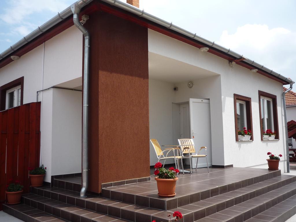 Morafeszek Vendeghaz Hotel Morahalom Exterior photo