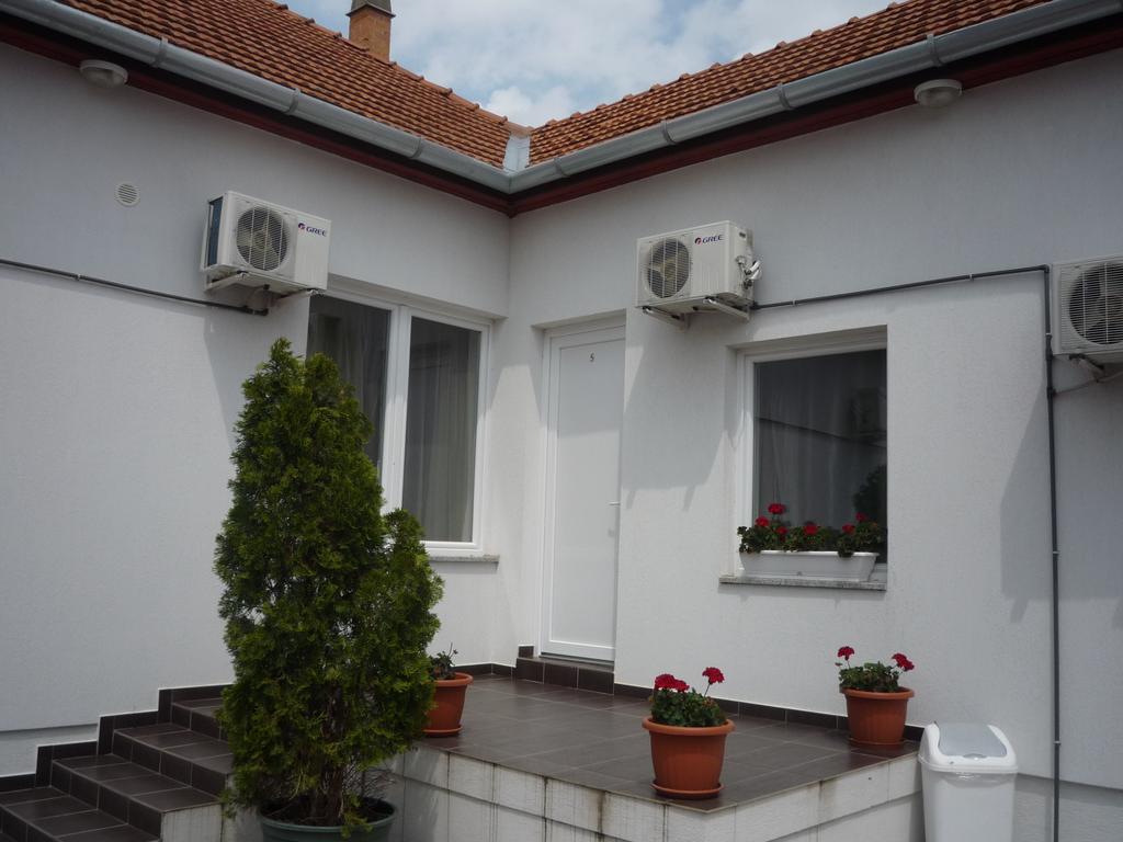Morafeszek Vendeghaz Hotel Morahalom Exterior photo