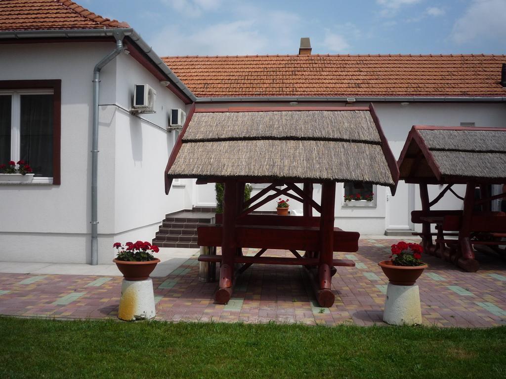 Morafeszek Vendeghaz Hotel Morahalom Exterior photo